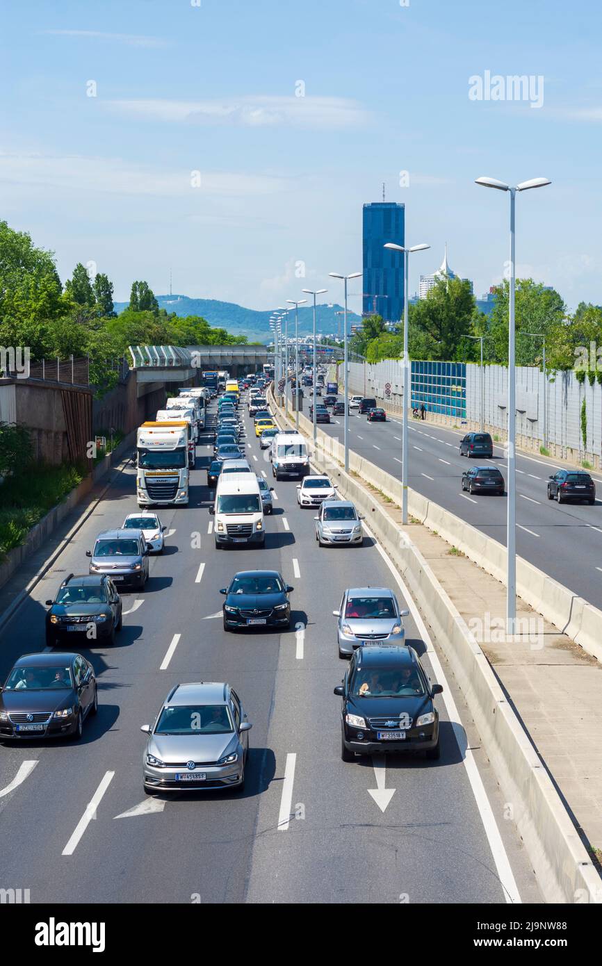 Wien, Viena: Atasco de tráfico en la autopista Donauufer Autobahn A22, DC Tower 1 en 22. Donaustadt, Viena, Austria Foto de stock