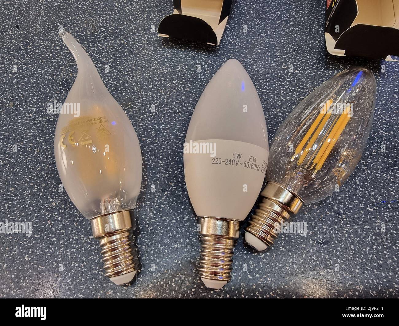 Tres bombillas LED que consumen menos energía y son más ecológicas  Fotografía de stock - Alamy