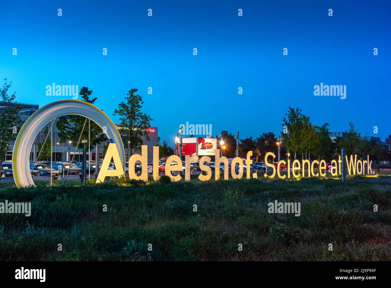 Cartel del Parque Científico Adlershof iluminado por la noche, Ernst Ruska Ufer, Adlershof, Berlín, Alemania, Europa Foto de stock