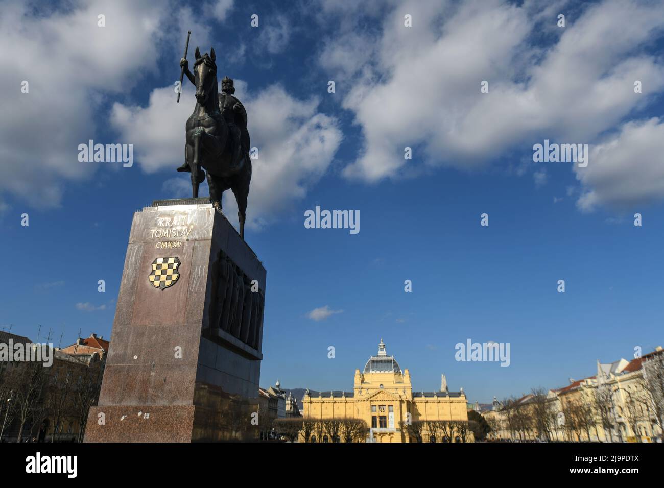 Zagreb: Plaza del Rey Tomislav (Kralja Tomislava Trg), monumento y el Pabellón de Arte. Croacia Foto de stock