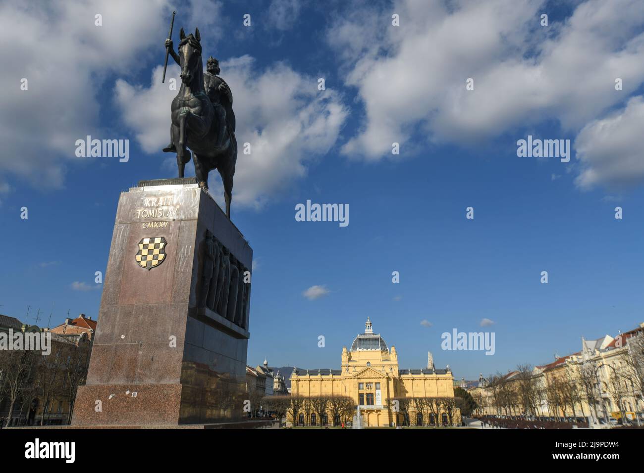 Zagreb: Plaza del Rey Tomislav (Kralja Tomislava Trg), monumento y el Pabellón de Arte. Croacia Foto de stock