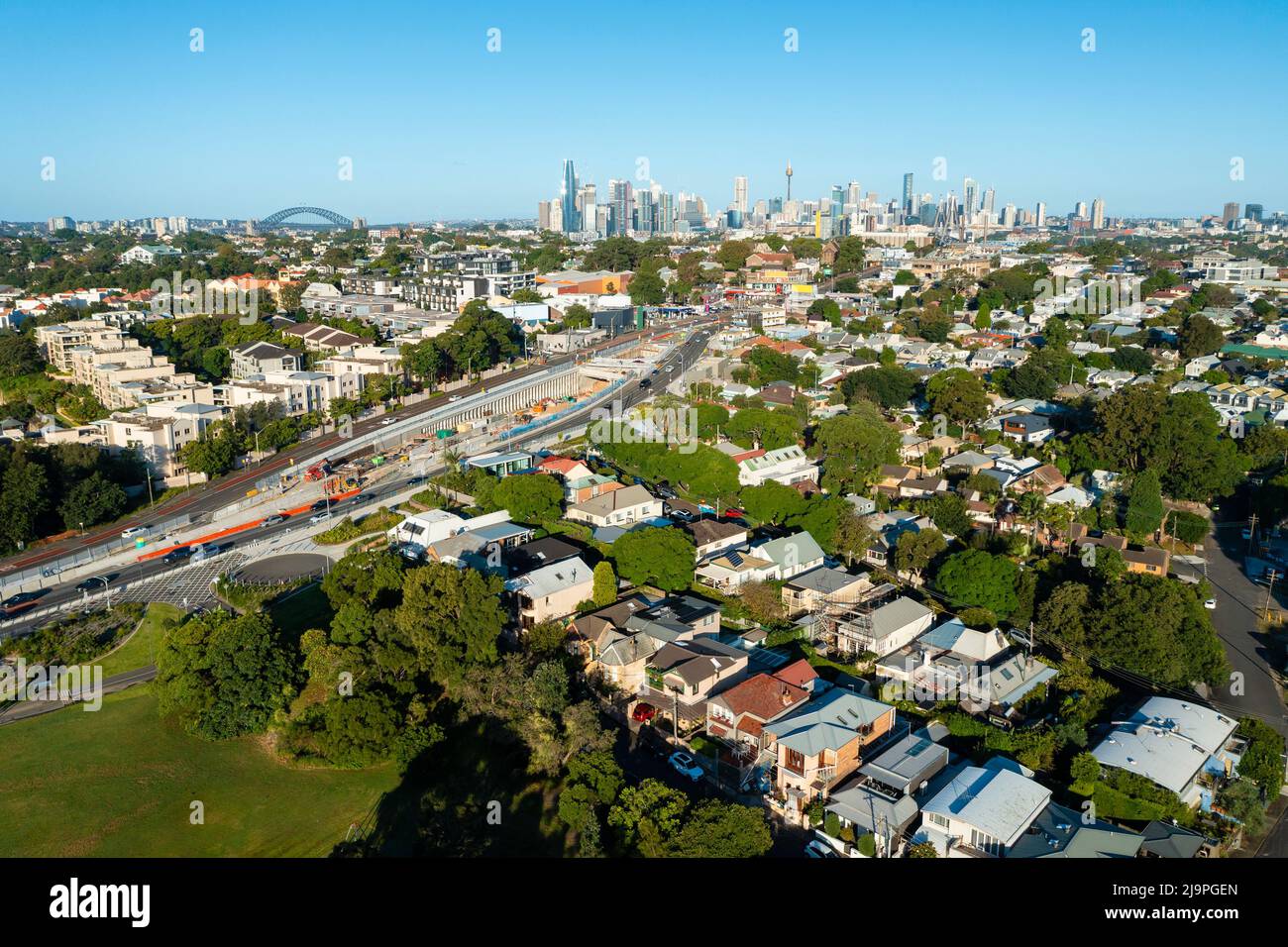 Vista aérea de las casas en un suburbio cerca del distrito central de negocios de Sydney en Australia Foto de stock