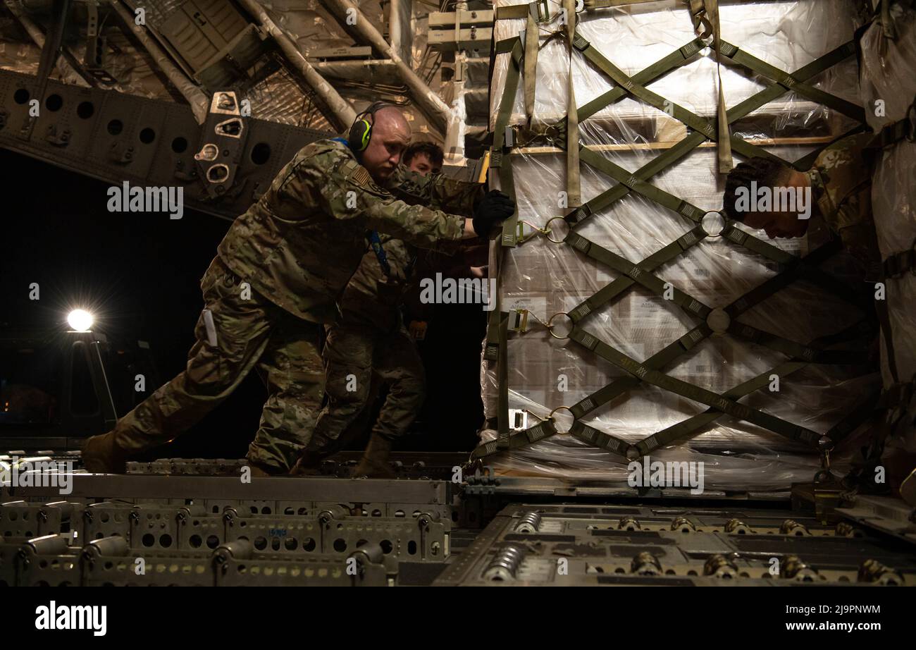 Los aviadores de la Fuerza Aérea de los Estados Unidos asignados al escuadrón aéreo del puerto 721st cargan un palé de fórmula infantil en un avión C-17 Globemaster ll asignado a la Base Conjunta Pearl Harbor-Hickam, Hawai, en la Base Aérea de Ramstein, Alemania, 22 de mayo de 2022. El Presidente de los Estados Unidos puso en marcha la Operación Fórmula de Mosca para acelerar la importación de fórmula infantil de Europa a los Estados Unidos debido a la escasez crítica que había allí. Estas fórmulas han sido priorizadas porque sirven a un propósito médico crítico y están escaseas en los Estados Unidos debido al cierre de la planta de Abbott Sturgis. (EE.UU Fuerza Aérea foto b Foto de stock