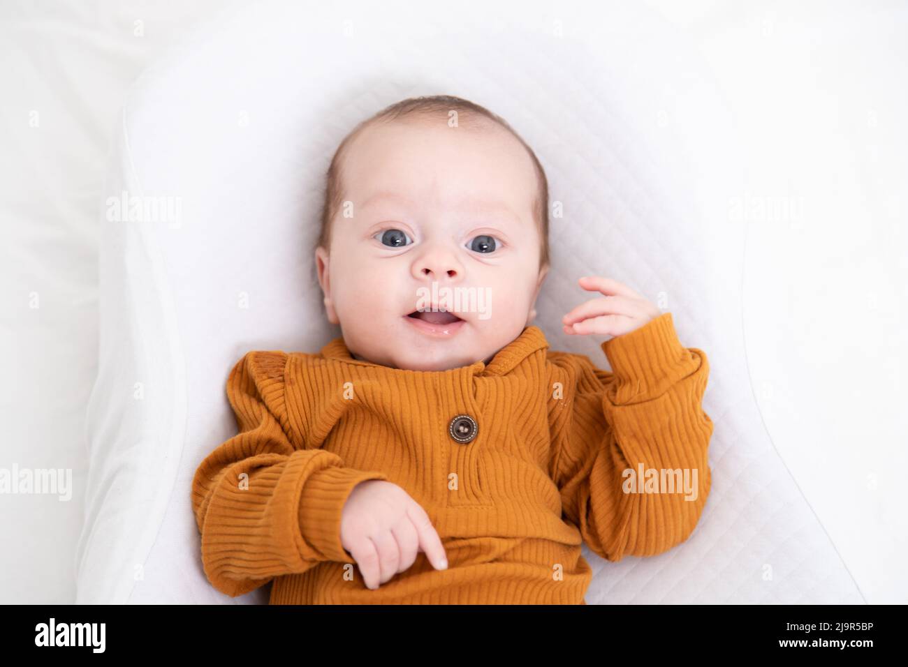 Bebé de 3 meses fotografías e imágenes de alta resolución - Alamy