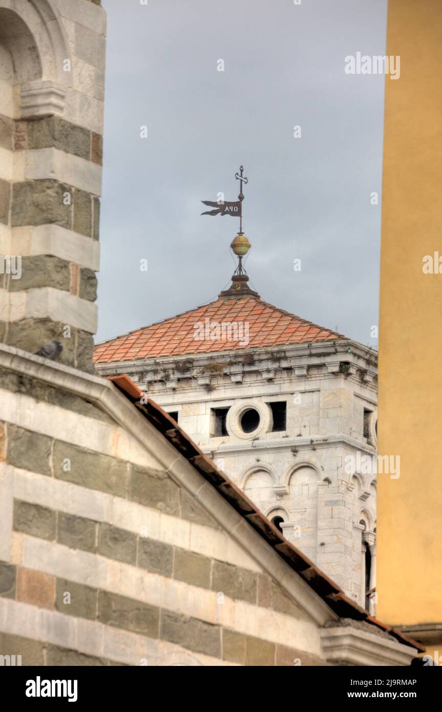 Italia, Toscana, Lucca. Primer plano de la cruz sobre la torre de la Catedral de San Martín. Foto de stock