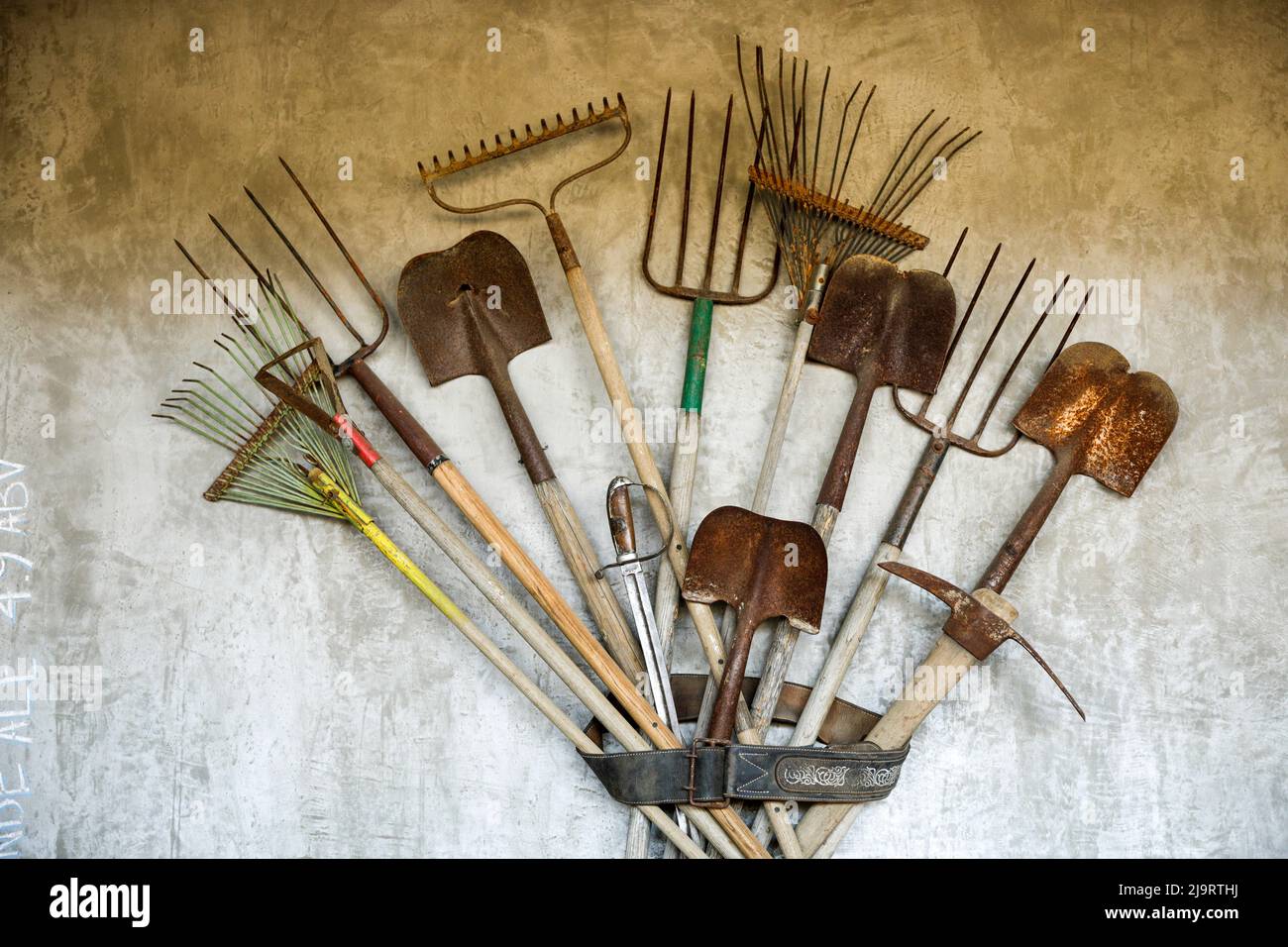 Herramientas de granja y jardín. También una espada. Cabo San Lucas, México  Fotografía de stock - Alamy