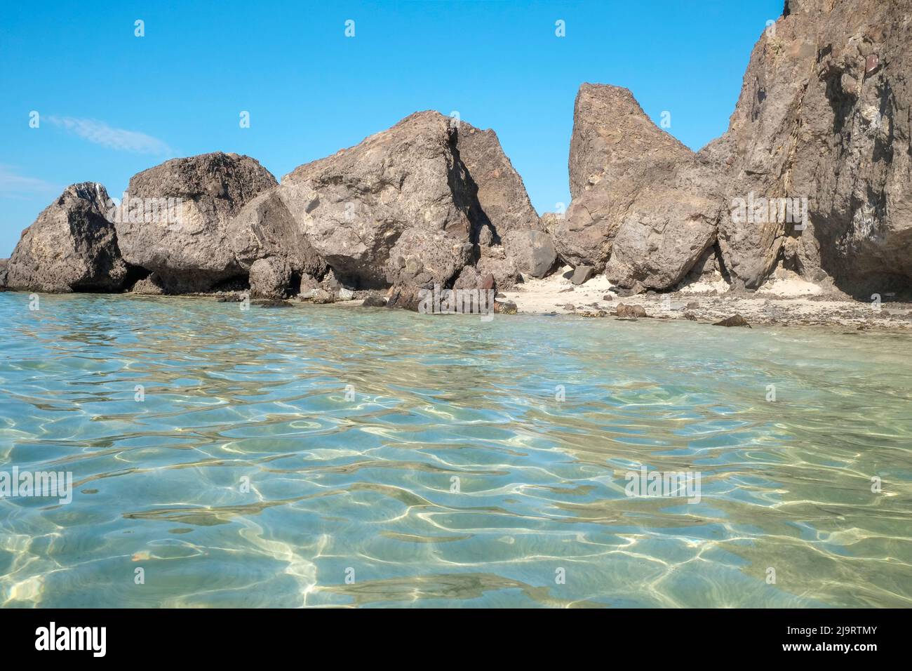 Baja California, México. Mar de Cortez. Grandes rocas en la orilla. Foto de stock