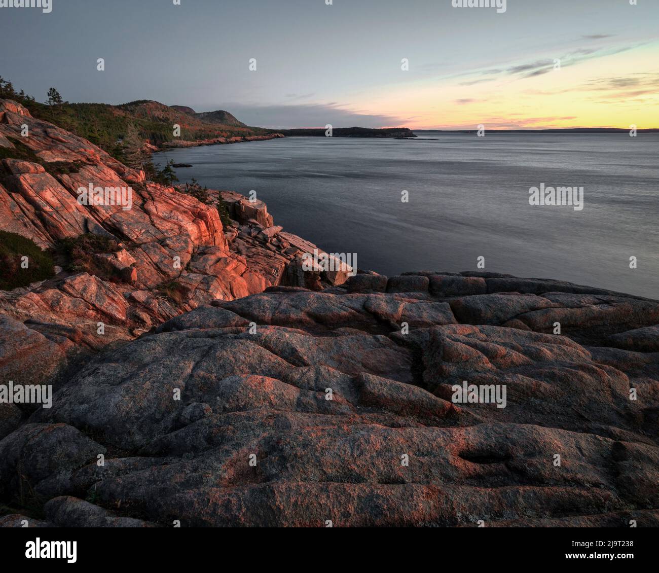 Estados Unidos, Maine, Parque Nacional Acadia. Amanecer en la costa del océano. Foto de stock