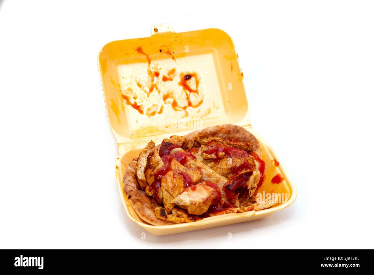 Kebab de pollo en una caja para llevar. Foto de stock