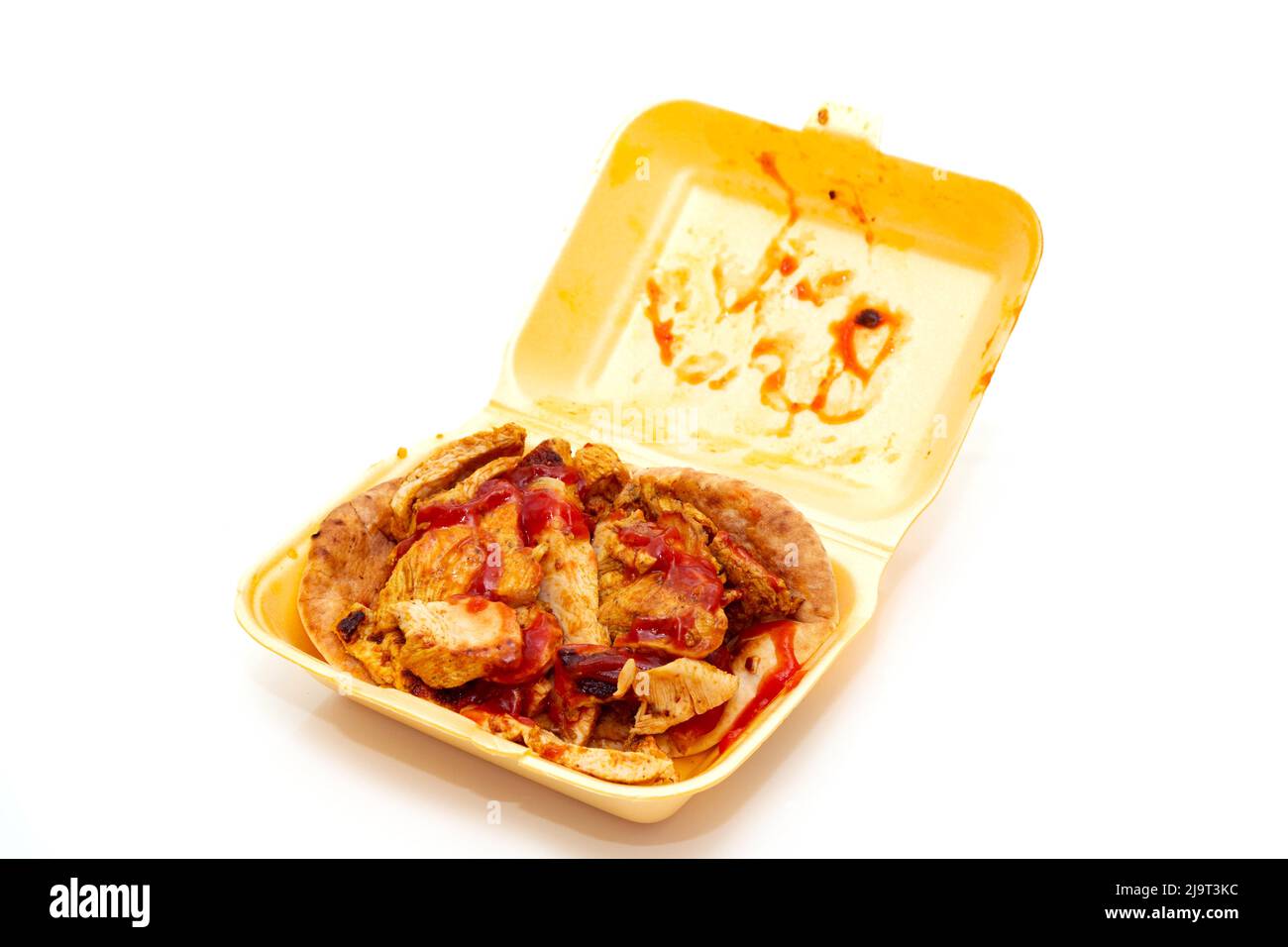 Kebab de pollo en una caja para llevar. Foto de stock