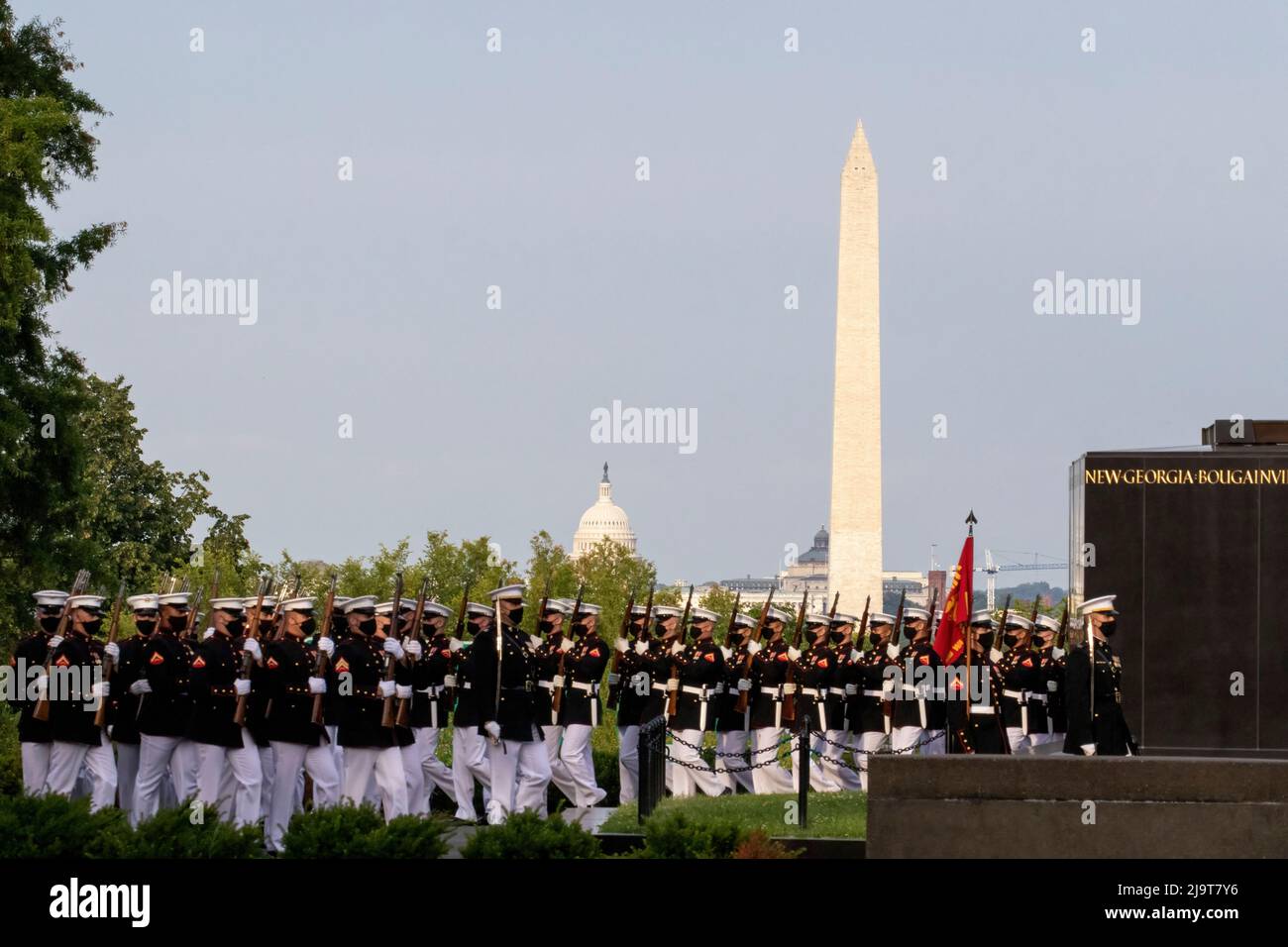 Estados Unidos, Virginia, Arlington. Iwo Jima Memorial, Sunset Parade que consiste en una actuación del 'The Commandant's own' Drum y Bugle Corps, el U. S. Ma Foto de stock