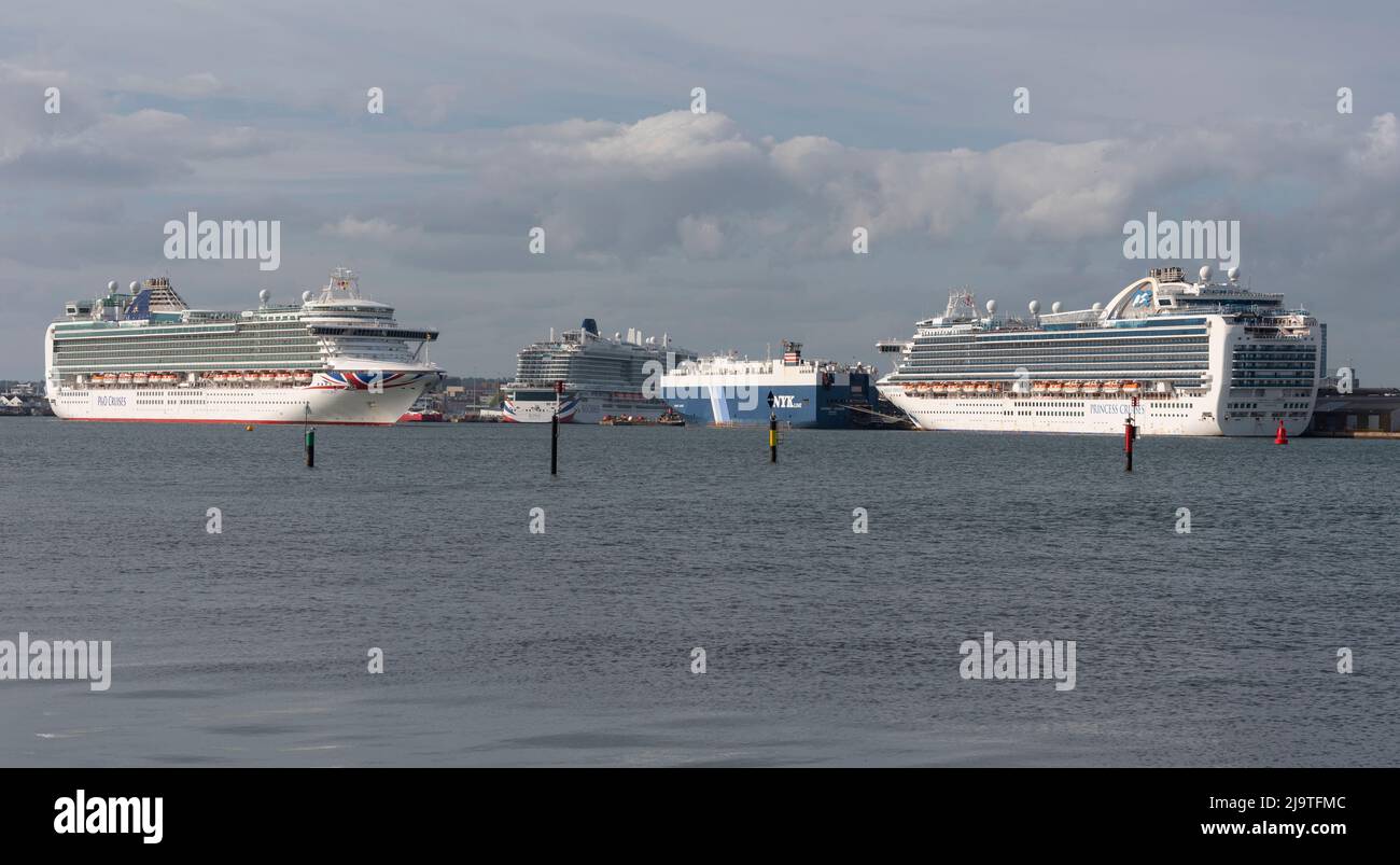 Puerto de Southampton, Inglaterra, Reino Unido. Tres cruceros, Ventura,  Iona, Emerald Princess y Garnet Leader, un carrier de automóviles. Puerto  de Southampton, Reino Unido. Ventura i Fotografía de stock - Alamy
