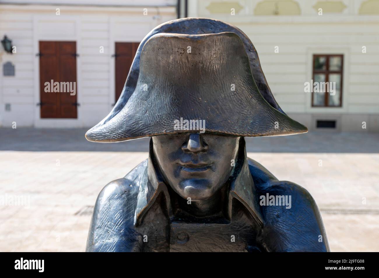 Bratislava, Eslovaquia - 05 21 2022: Estatua del soldado de Napoleón en la plaza principal de Bratislava en un día soleado. Foto de stock