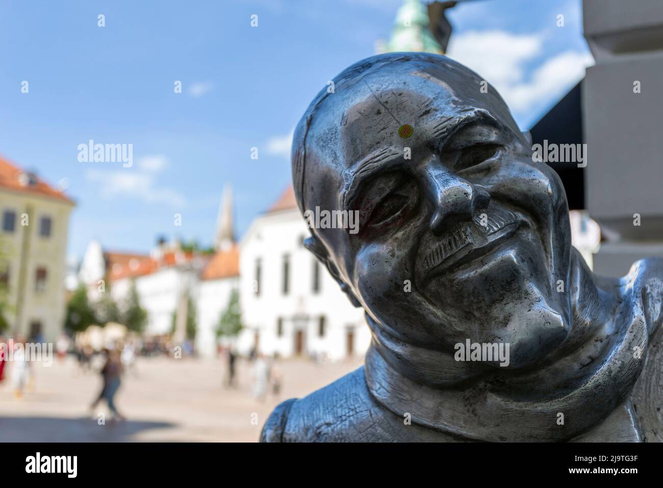 Bratislava, Eslovaquia - 05 21 2022: Estatua de Schoner Naci en la plaza principal de Bratislava en un día soleado. Foto de stock