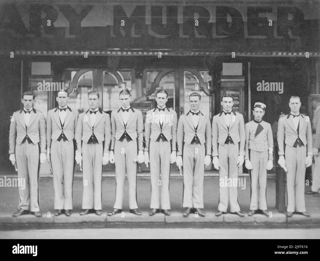 Sam Hood - Hoyts Ushers y Candy Tray Boys en línea en el sendero - 1929 Foto de stock