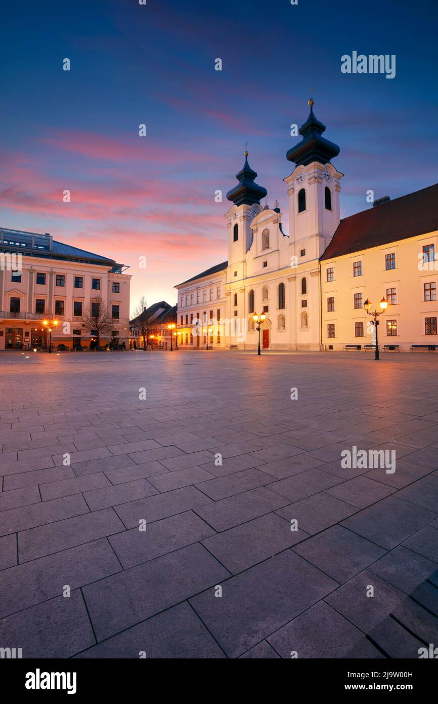 Gyor, Hungría. Imagen del paisaje urbano del centro de Gyor, Hungría con la plaza Szechenyi al amanecer. Foto de stock