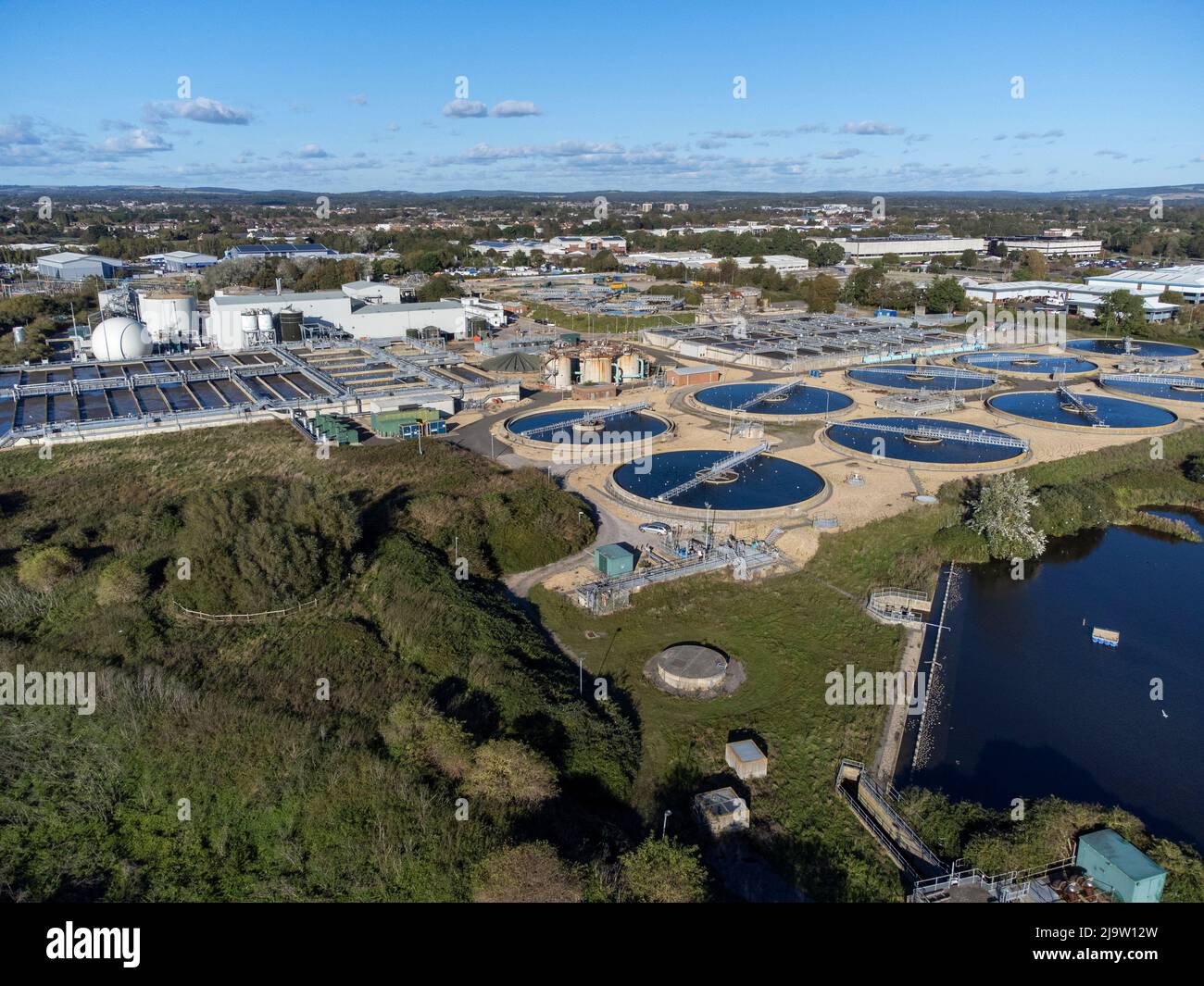 Vista aérea de la planta de tratamiento de aguas residuales de Southern Water Budd Farm, Havant, Hampshire, Reino Unido Foto de stock