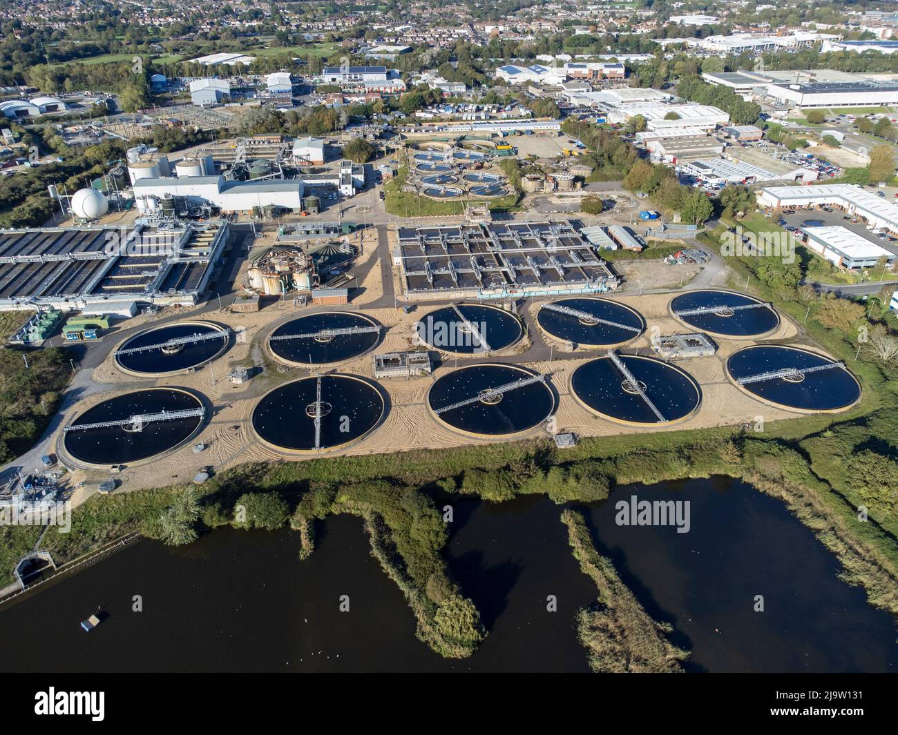 Vista aérea de la planta de tratamiento de aguas residuales de Southern Water Budd Farm, Havant, Hampshire, Reino Unido Foto de stock