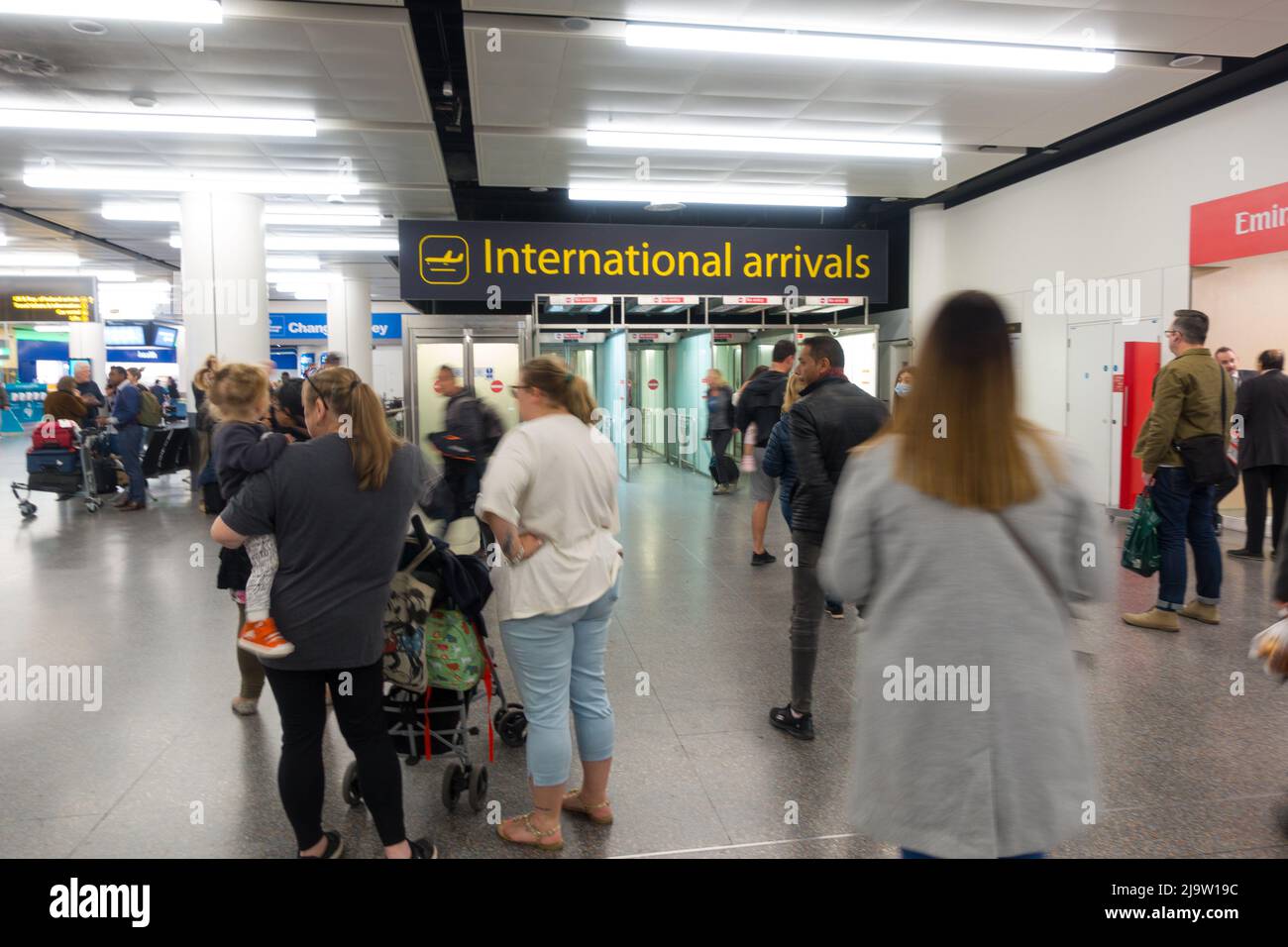 Puerta de llegadas internacionales en el aeropuerto Gatwick de Londres Foto de stock