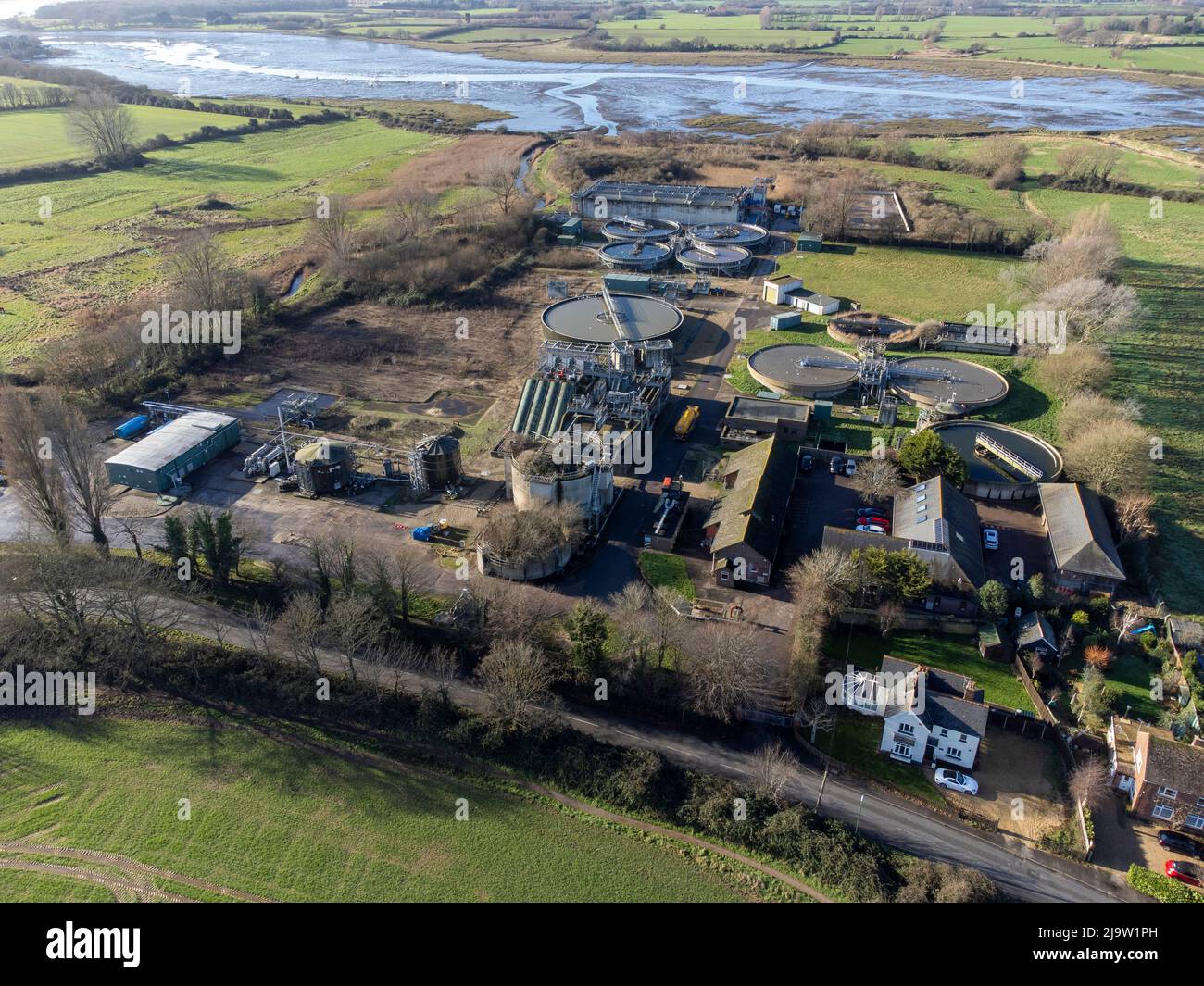 Vista aérea de las obras de tratamiento de aguas residuales de Chichester en Southern Water, West Sussex, Inglaterra Foto de stock