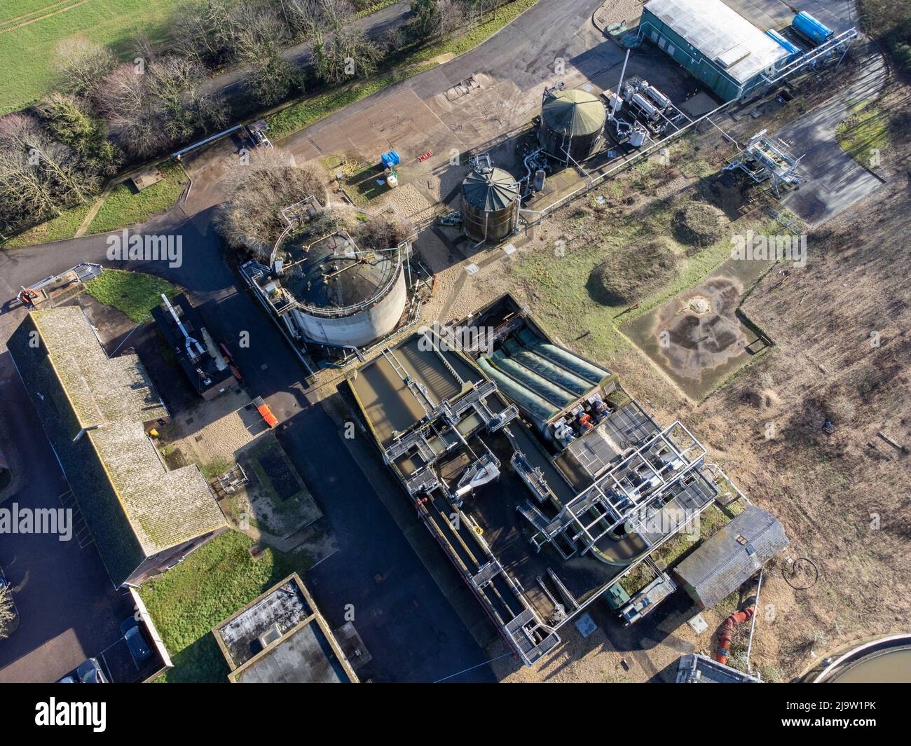 Vista aérea de las obras de tratamiento de aguas residuales de Chichester en Southern Water, West Sussex, Inglaterra Foto de stock