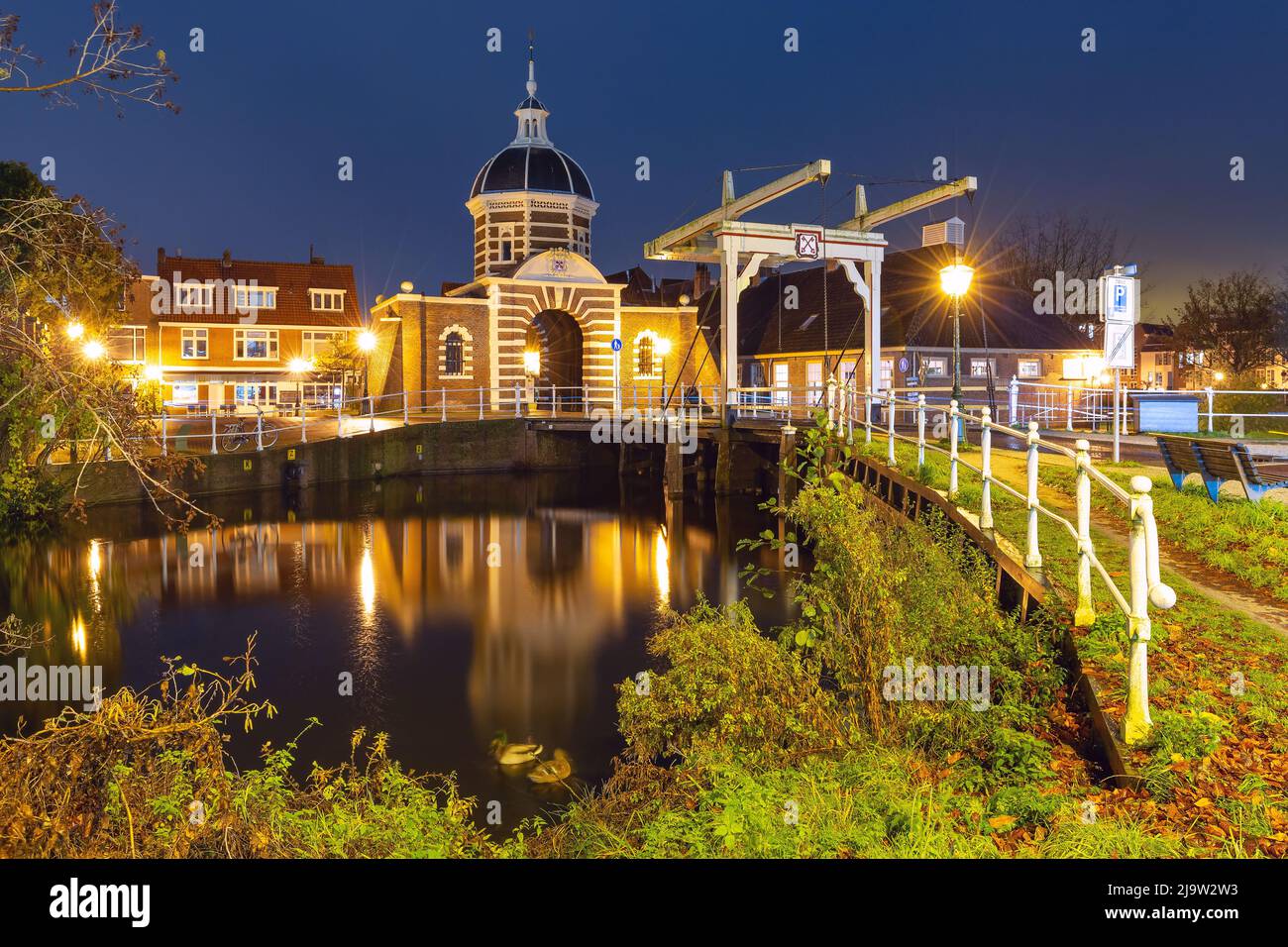 Puerta nocturna de la ciudad de Morspoort y el puente Morspoort en Leiden, Holanda del Sur, Holanda Foto de stock