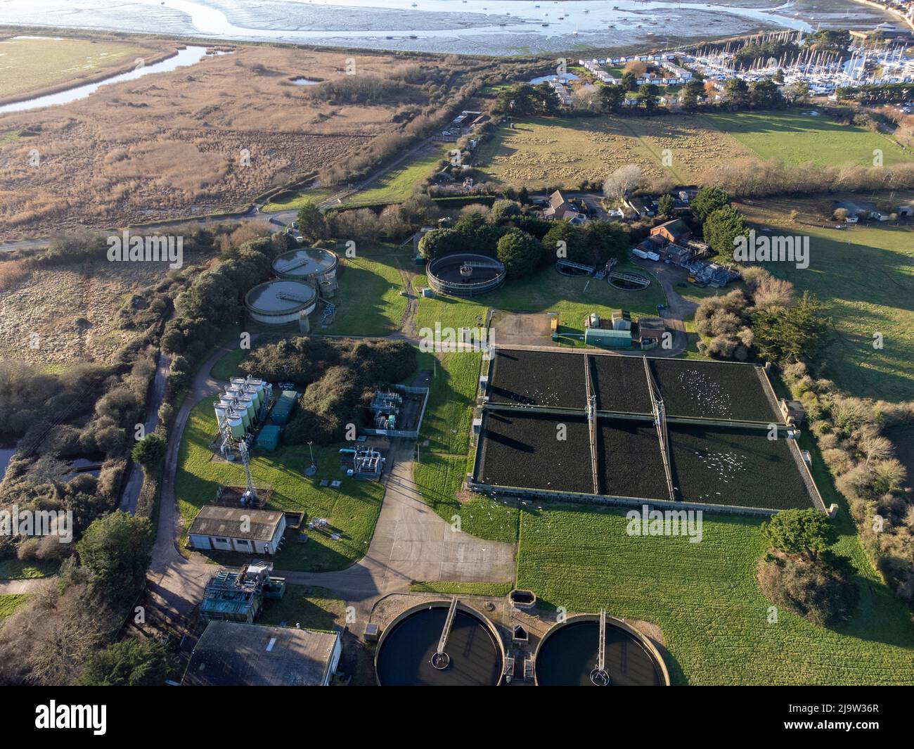 Vista aérea de la planta de tratamiento de aguas residuales de Southern Water Thornham cerca de Chichester Harbor, West Sussex, Inglaterra Foto de stock