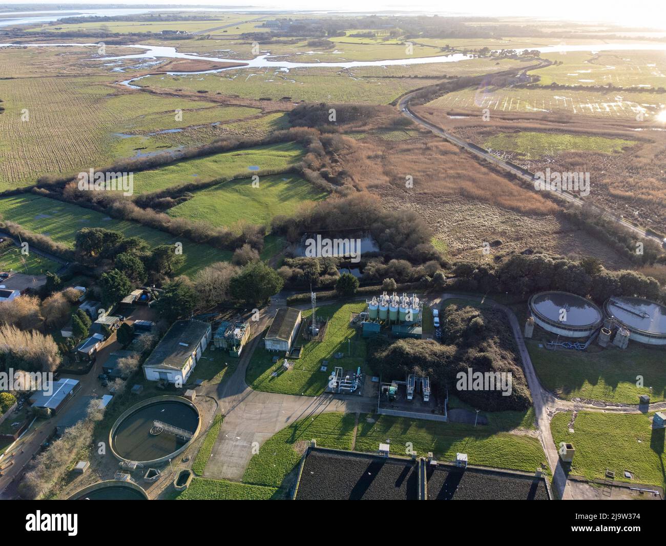 Vista aérea de la planta de tratamiento de aguas residuales de Southern Water Thornham cerca de Chichester Harbor, West Sussex, Inglaterra Foto de stock