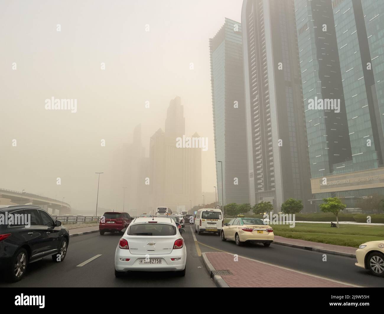Dubai, Emiratos Árabes Unidos - 24th de mayo de 2022 : automovilistas que conducen con cautela en las carreteras de la ciudad, ya que la visibilidad disminuyó debido a una fuerte tormenta de arena. Foto de stock