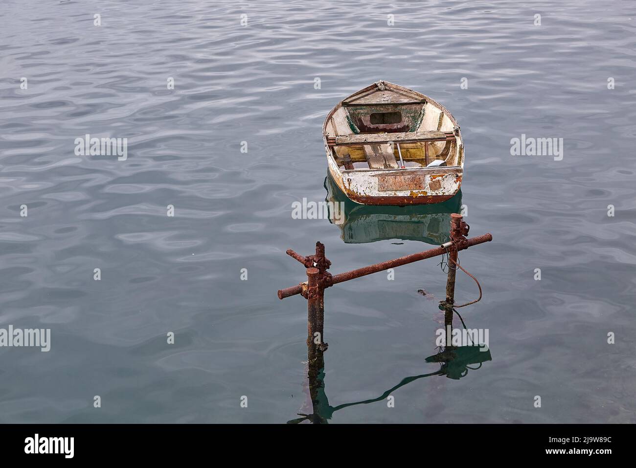 Barco de pesca en el mar Foto de stock