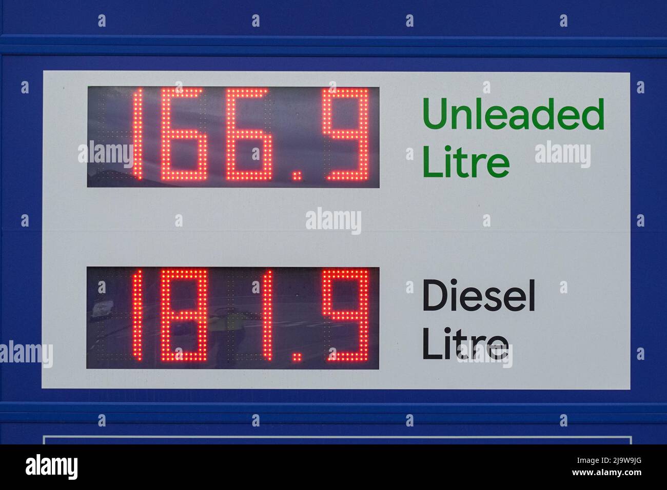 Hornchurch, Essex, Reino Unido. 25th de mayo de 2022. Los precios del combustible son récord. Los precios medios de la gasolina han superado por primera vez los £1,70 por litro, mientras que el diesel también alcanzó un máximo récord de 181,4p por litro. Crédito: Marcin Rogozinski/Alamy Live News Foto de stock