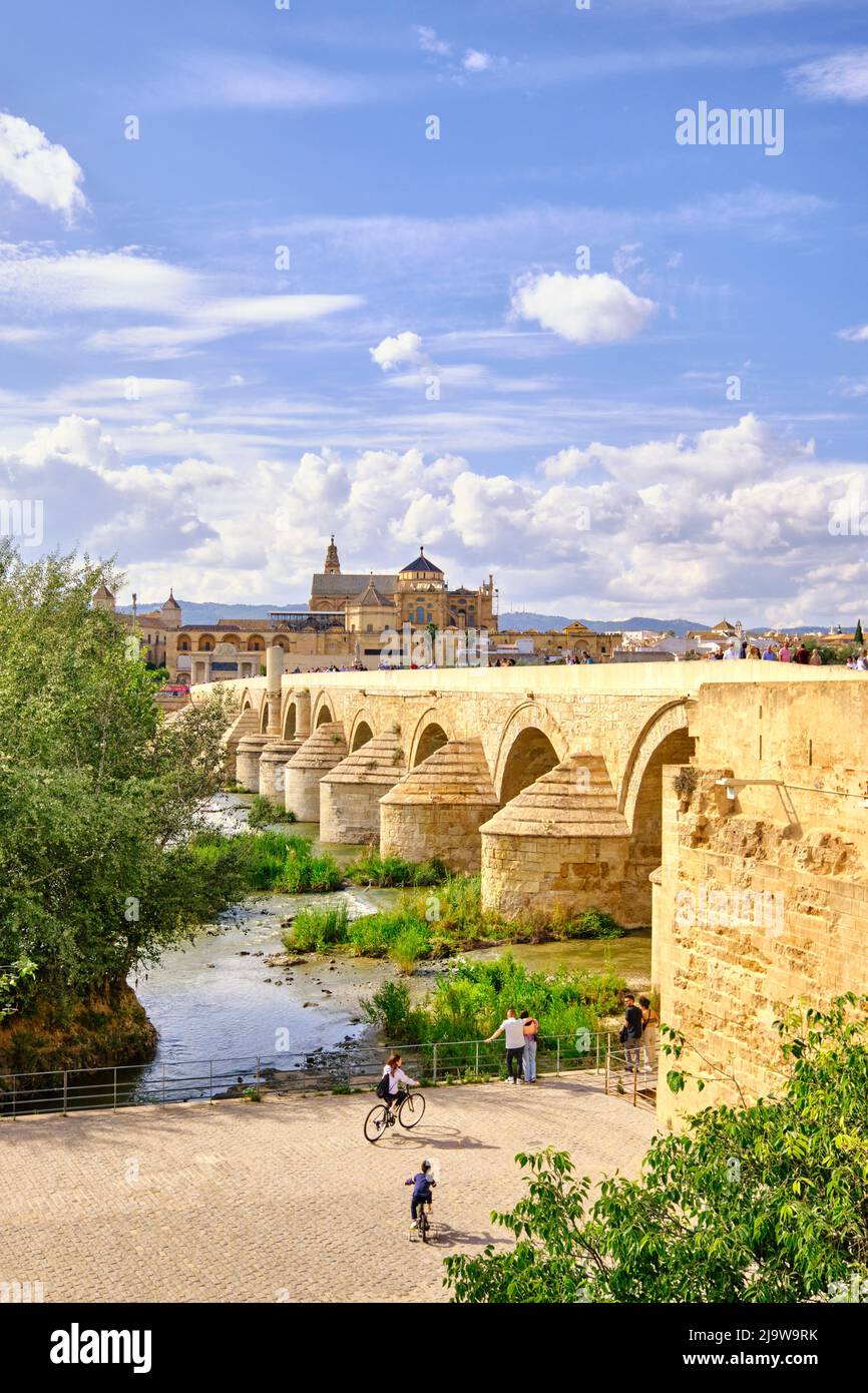 El Puente Romano sobre el río Guadalquivir y la Mezquita-Catedral. Declarado Patrimonio de la Humanidad por la UNESCO, Córdoba. Andalucía, España Foto de stock