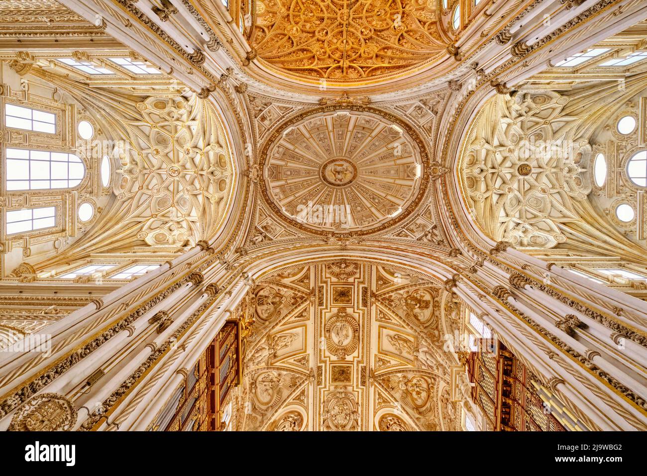Interior de la Mezquita-Catedral de Córdoba, Patrimonio de la Humanidad de la UNESCO. Andalucía, España Foto de stock
