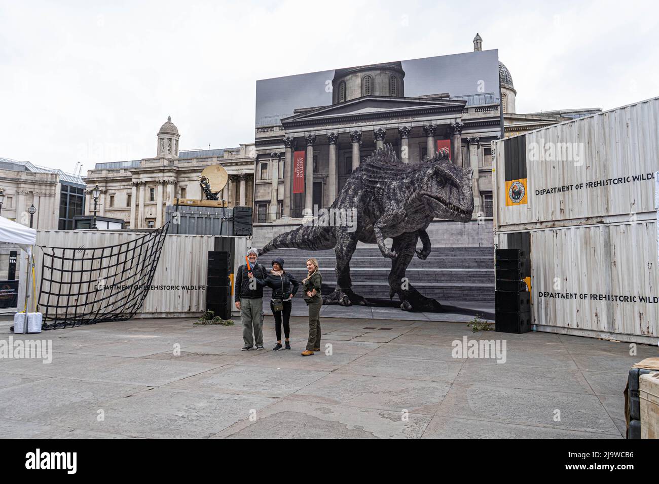 Londres, Reino Unido, 25 de mayo de 2022. Una animación Giganotosaurus de  tamaño completo se proyecta en una pantalla LED de 8x8m en Trafalgar Square  como parte de una promoción del Dominio