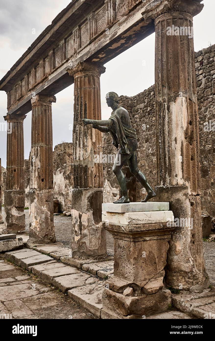 Escultura de Apolo en el foro de Pompeya, declarada Patrimonio de la Humanidad por la UNESCO. Foto de stock