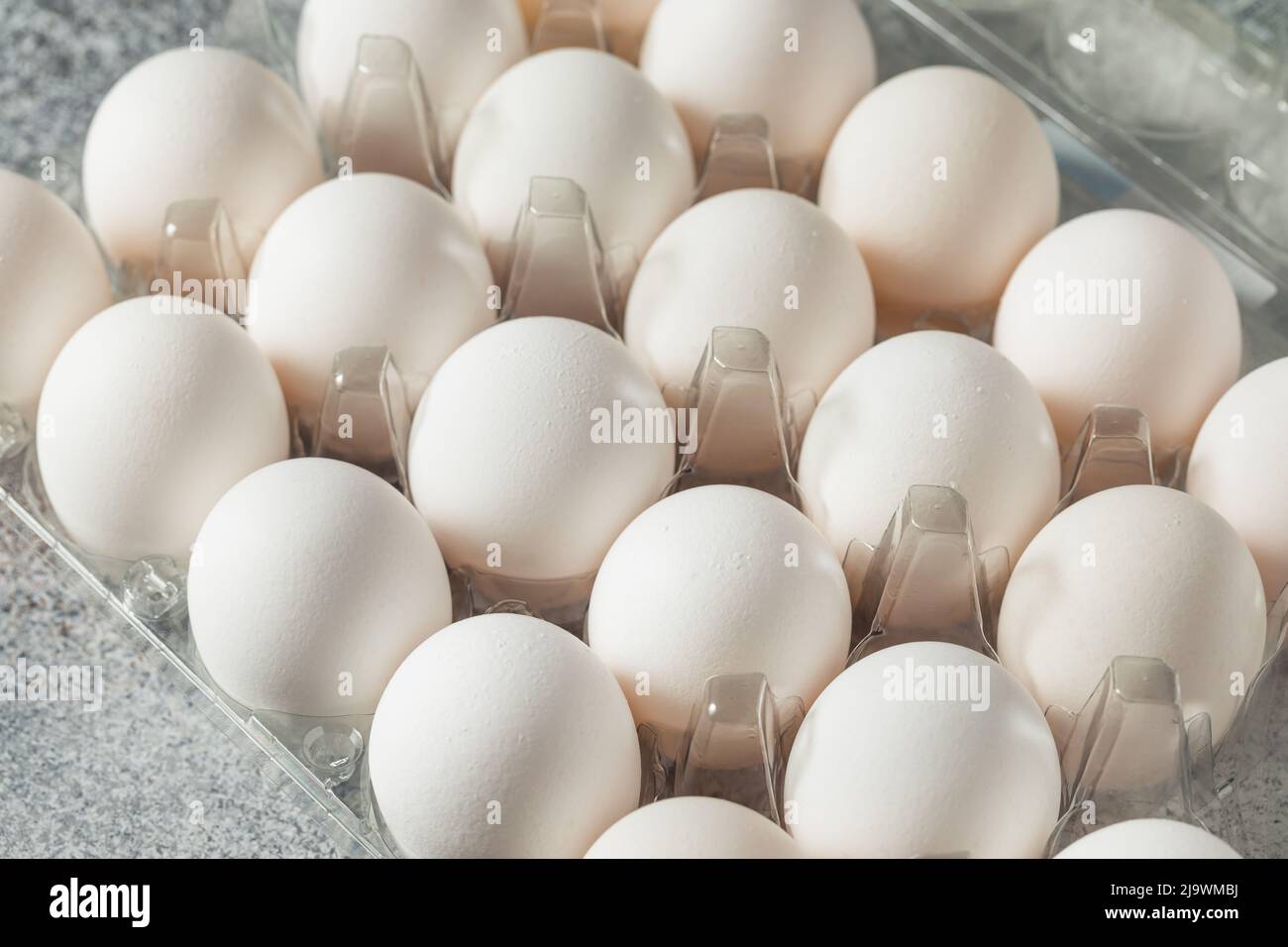 Huevos Blancos sin Cage Orgánico crudos en un Grupo Foto de stock