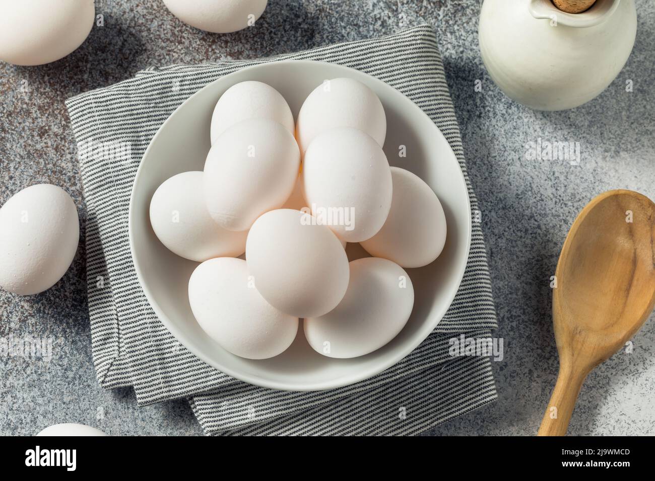 Huevos Blancos sin Cage Orgánico crudos en un Grupo Foto de stock