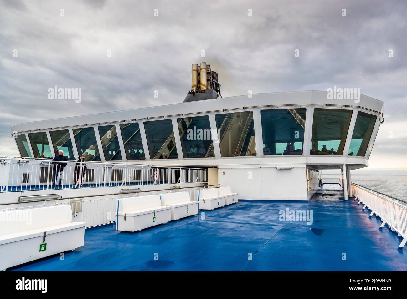 Por encima de la cubierta del ferry de la línea Syril Norröna se encuentra el bar Laterna Magica. Se encuentra en la cubierta 10, a 30 metros sobre el mar. Durante el viaje al otro lado del Atlántico aquí hay una vista espectacular sobre el océano Foto de stock