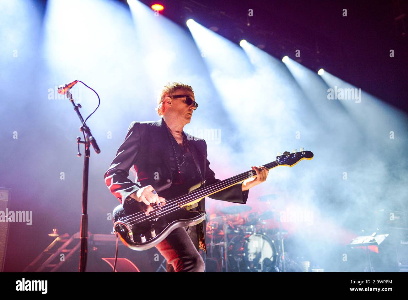 David J de Bauhaus actúa en el escenario de la sala de conciertos