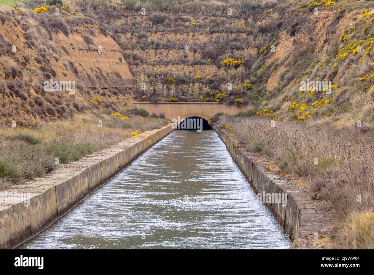 Canal de riego en Huesca, Aragón, Sain Foto de stock