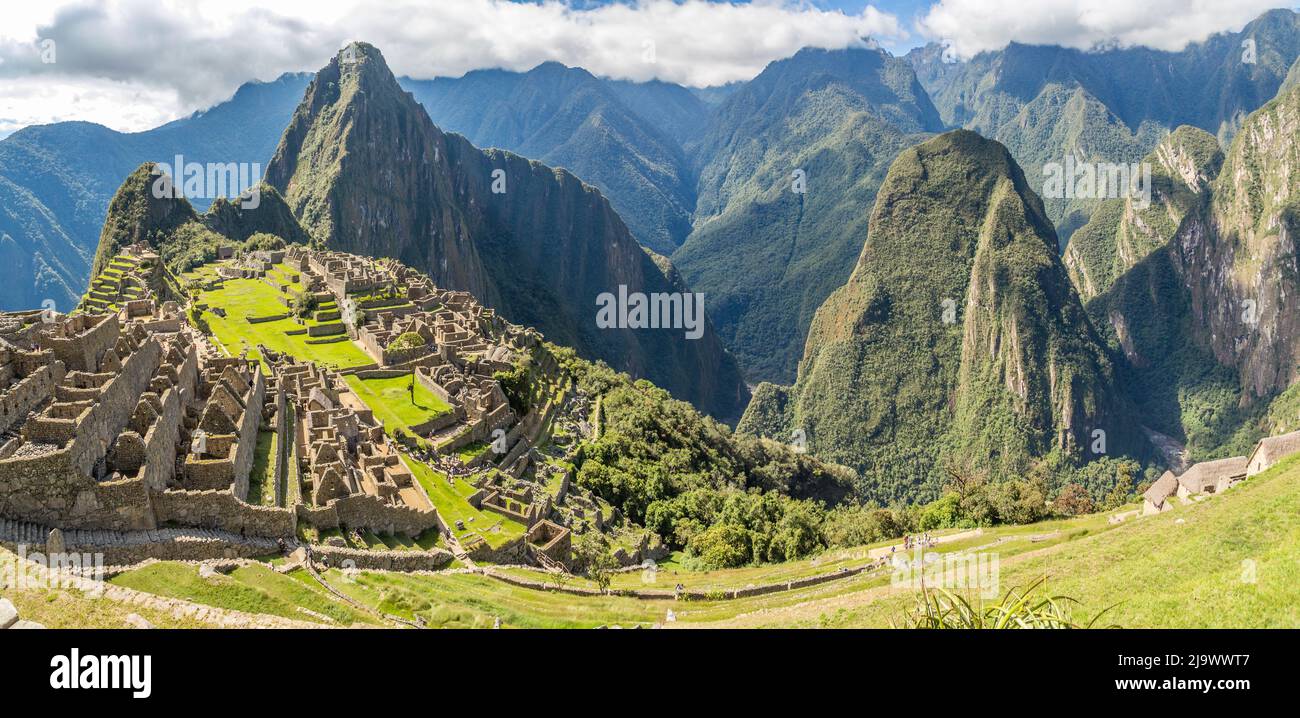 Vista panorámica desde la cima a antiguas ruinas incas y Wayna Picchu, Machu Picchu, Urubamba provnce, Perú Foto de stock