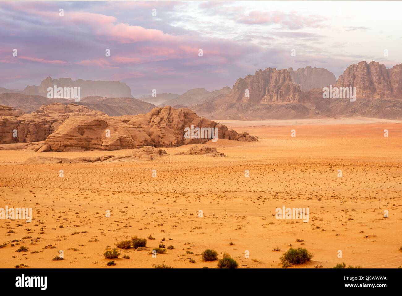 Arenas rojas, montañas, cielo dramático y paisaje marthiano panorama del desierto de Wadi Rum, Jordania Foto de stock