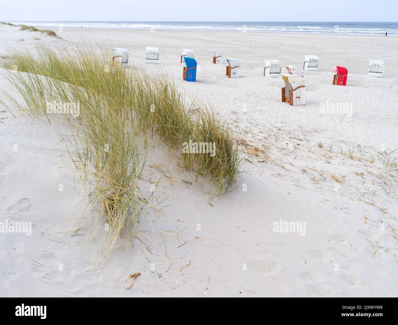 Strandkörbe in der Dünenlandschaft auf der Insel Juist, Nordsee, Niedersachsen, Deutschland Foto de stock