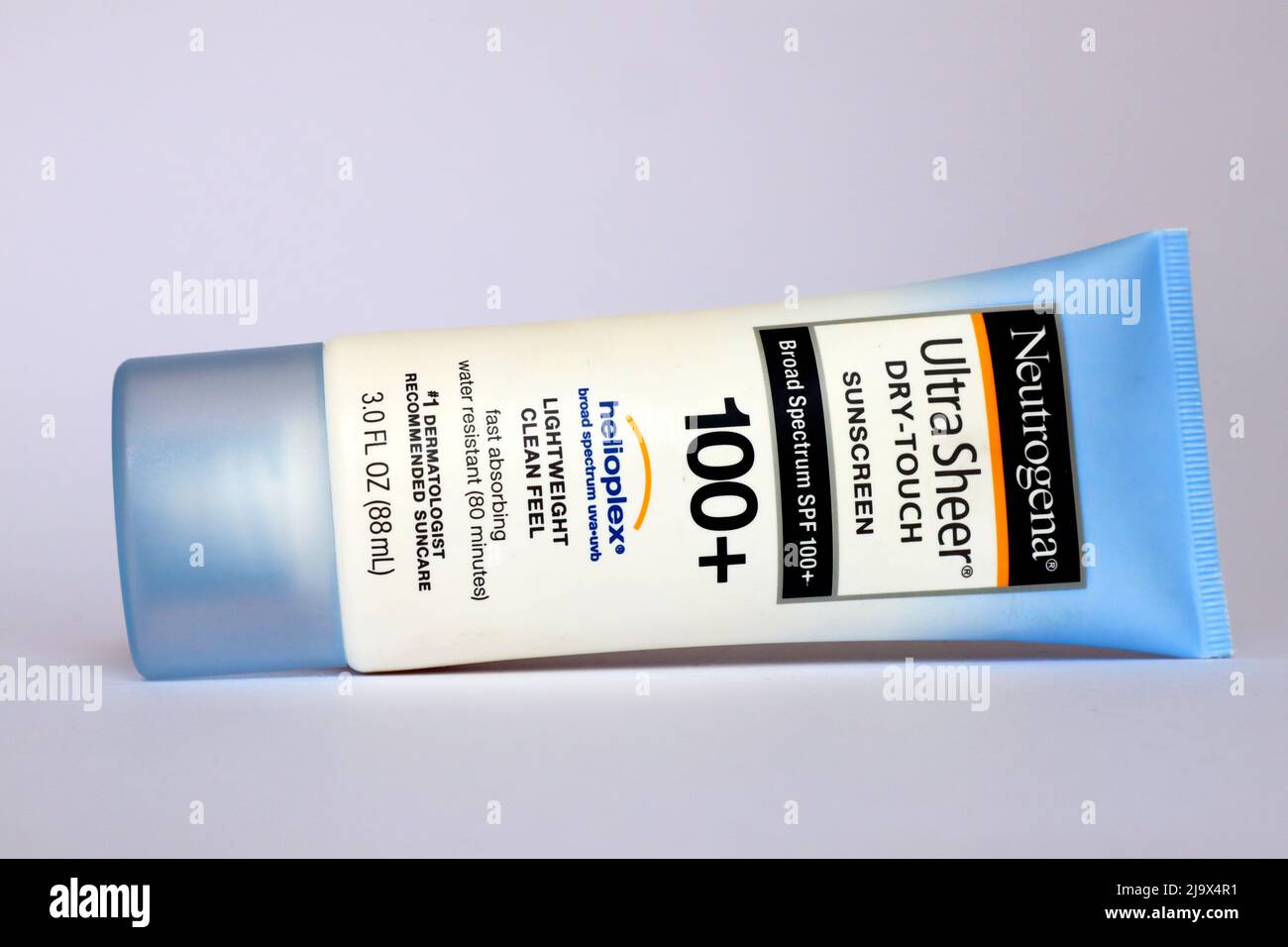 NEUTROGENA Protector solar ultrapso de amplio espectro SPF 100+ Fotografía  de stock - Alamy