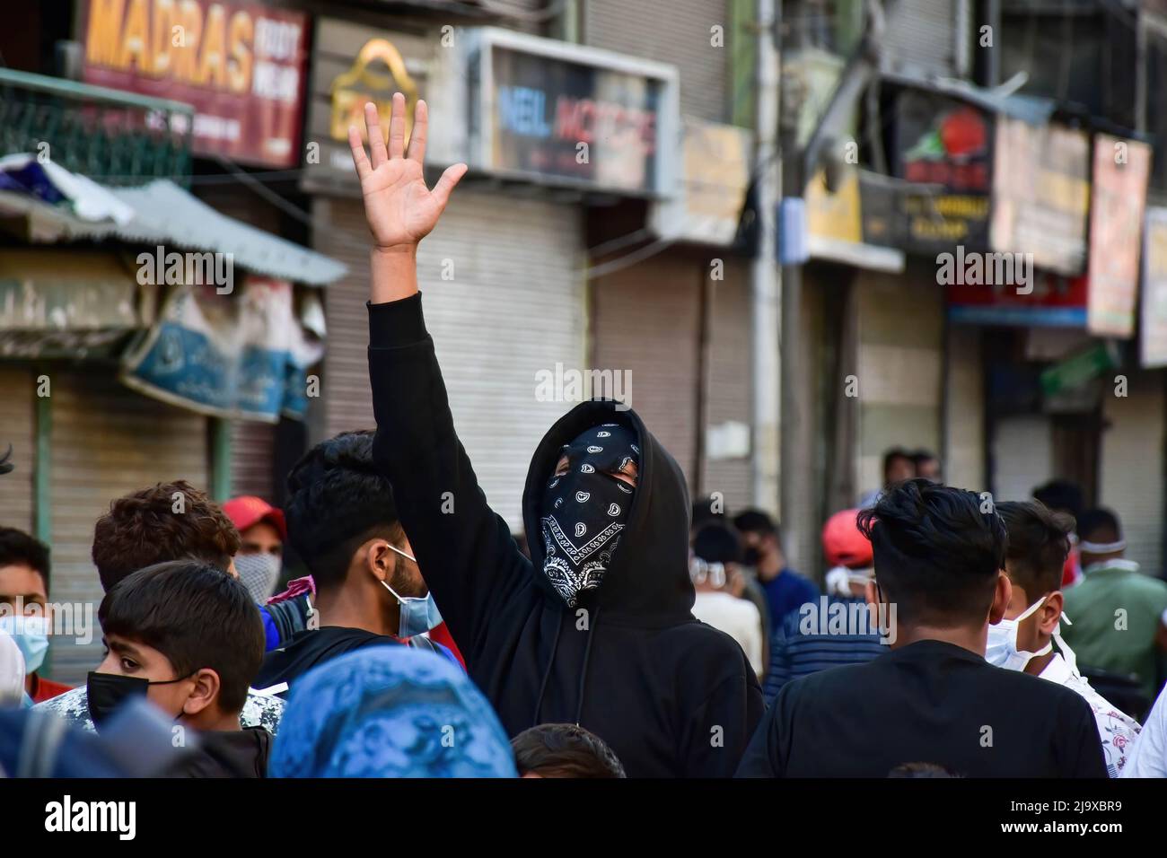 Srinagar, India. 25th de mayo de 2022. Un manifestante de Cachemira grita  eslóganes durante una protesta contra la condena del líder separatista de  Cachemira Yasin Malik. Un tribunal indio ha condenado al