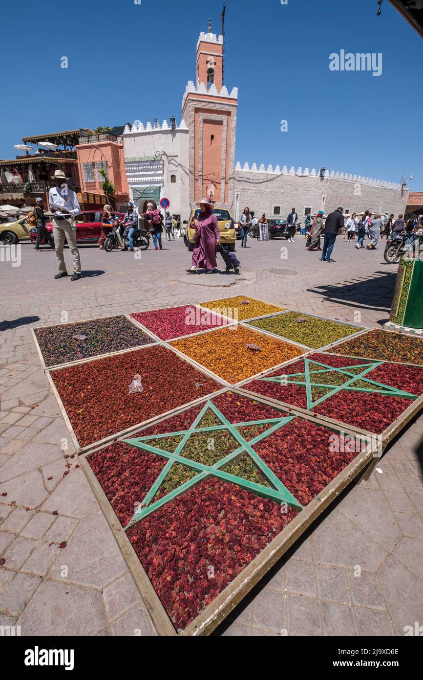 flores secas para cocinar y decoración aromática, marrakech, marruecos, áfrica Foto de stock