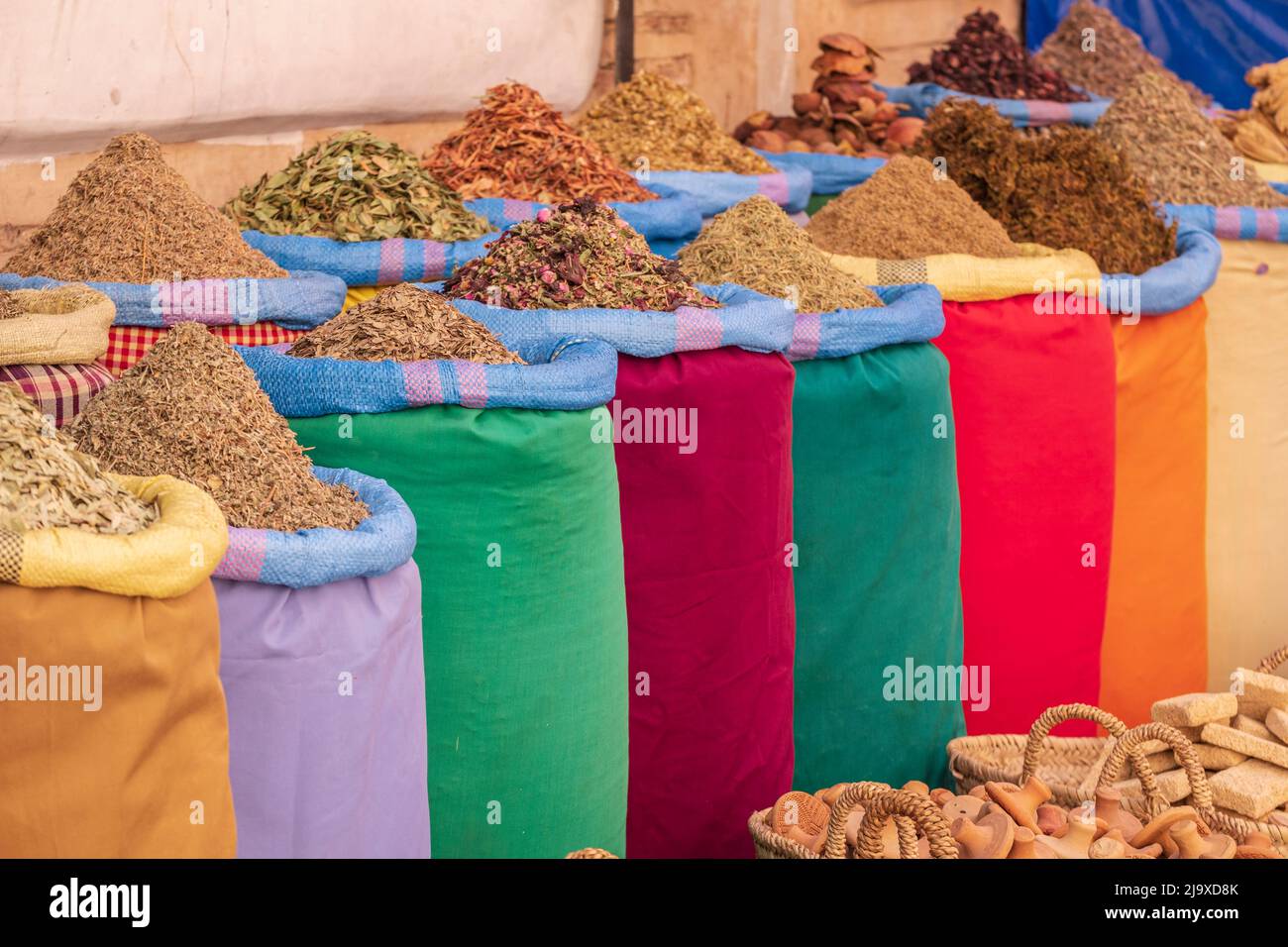 flores secas para cocinar y la decoración aromática, zoco de la plaza de las especias, marrakech, marruecos, áfrica Foto de stock