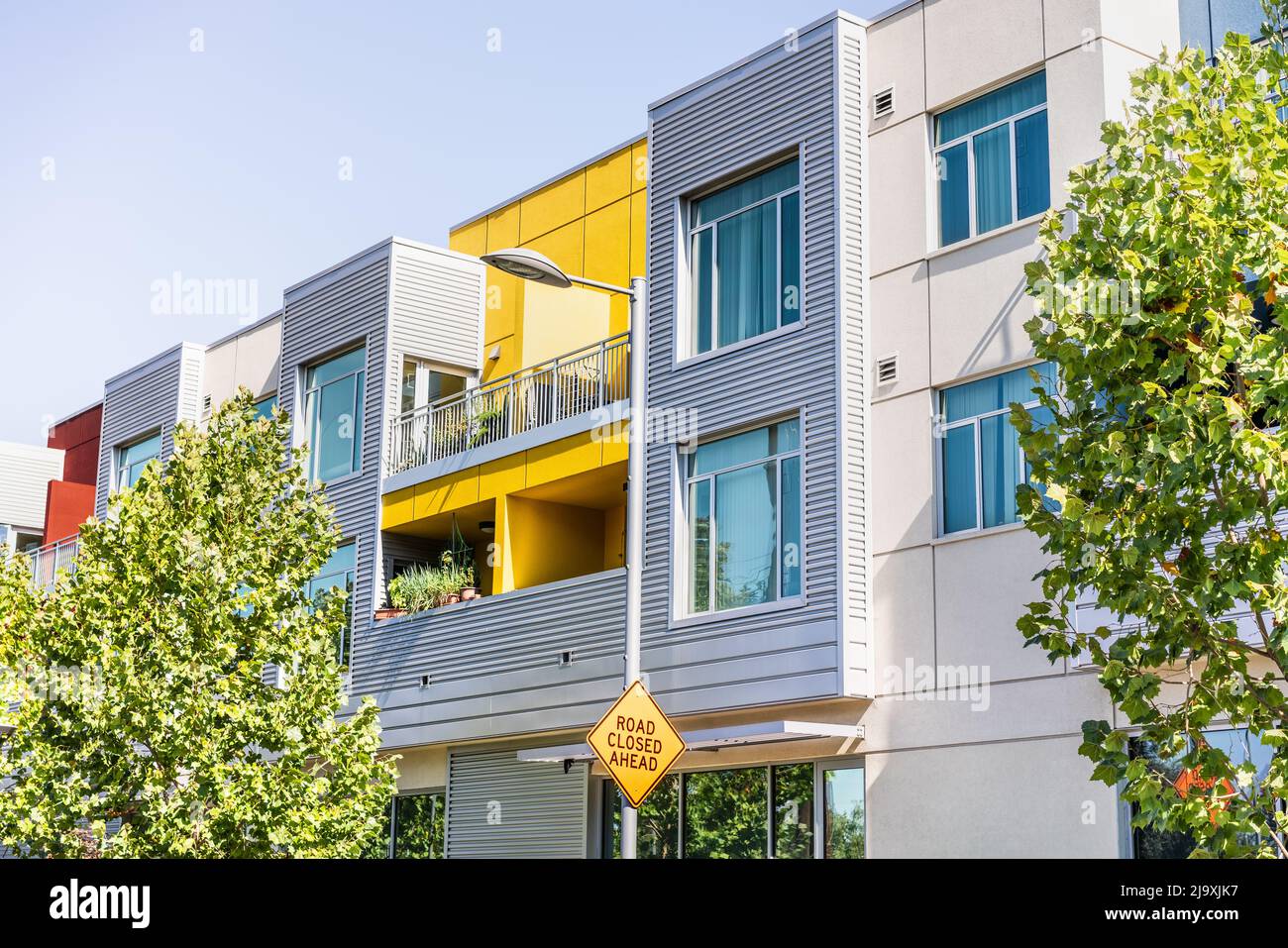 Vista exterior del edificio residencial multifamiliar; Palo Alto, San Francisco Bay Area, California Foto de stock