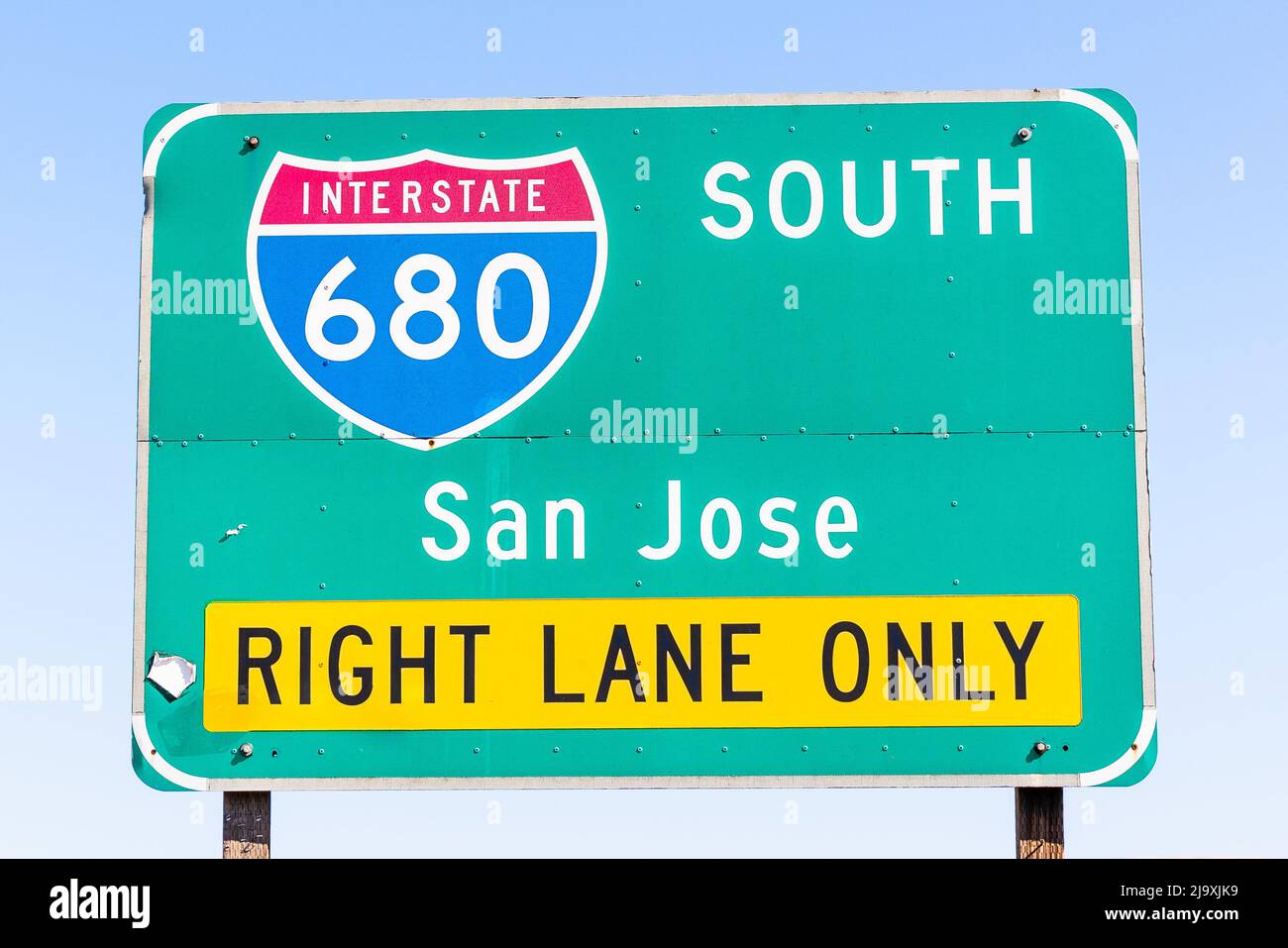 Sur Interestatal 680 hacia la señalización de la autopista de San José, East San Francisco Bay, California Foto de stock