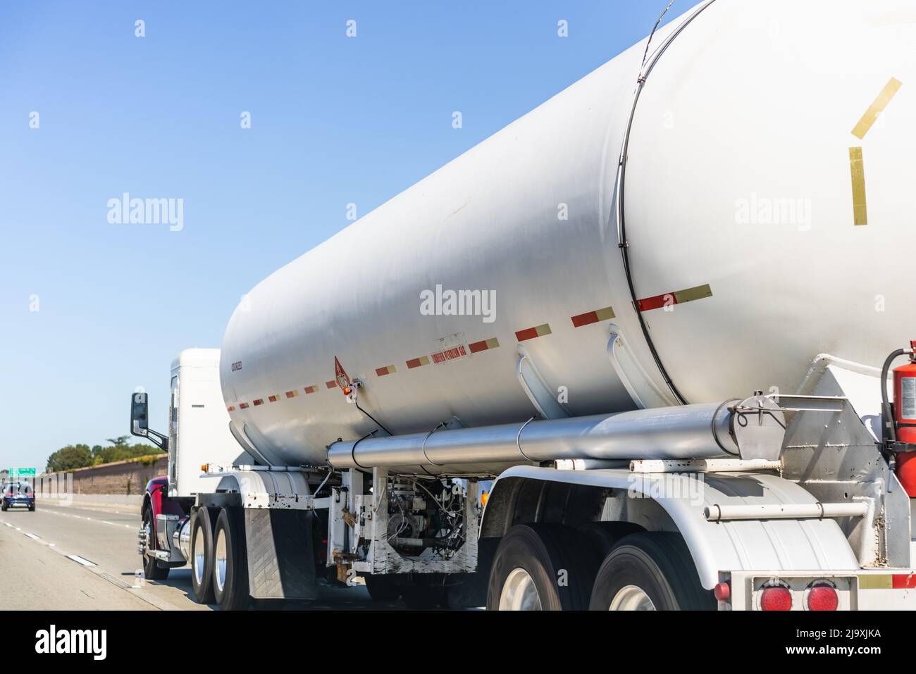 Camión cisterna que transporta gas licuado de petróleo conduciendo por la autopista en East San Francisco Bay, California Foto de stock